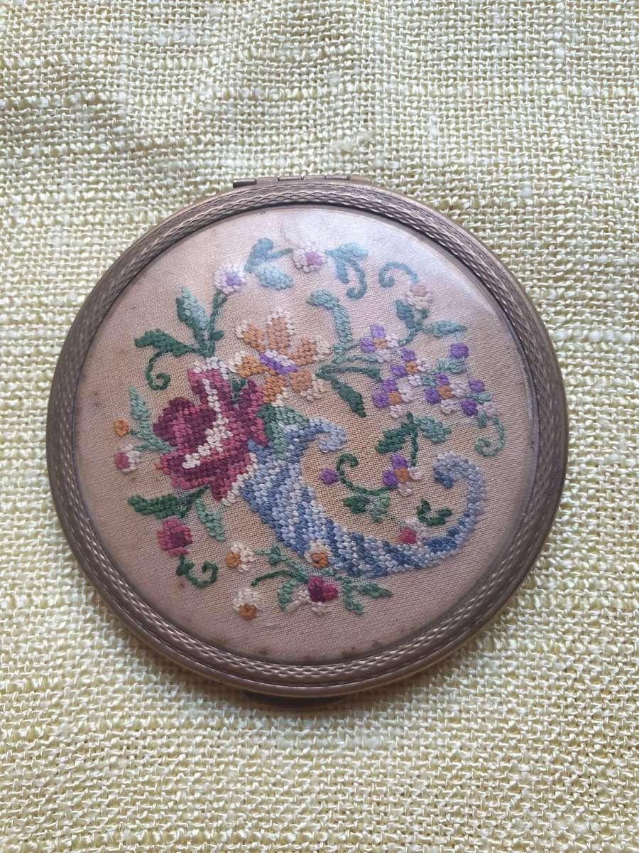Vintage Kigu powder compact (made in England)