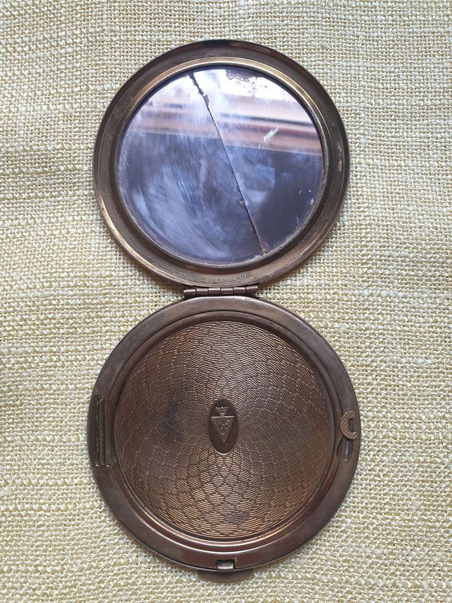 Vintage Kigu powder compact (made in England)