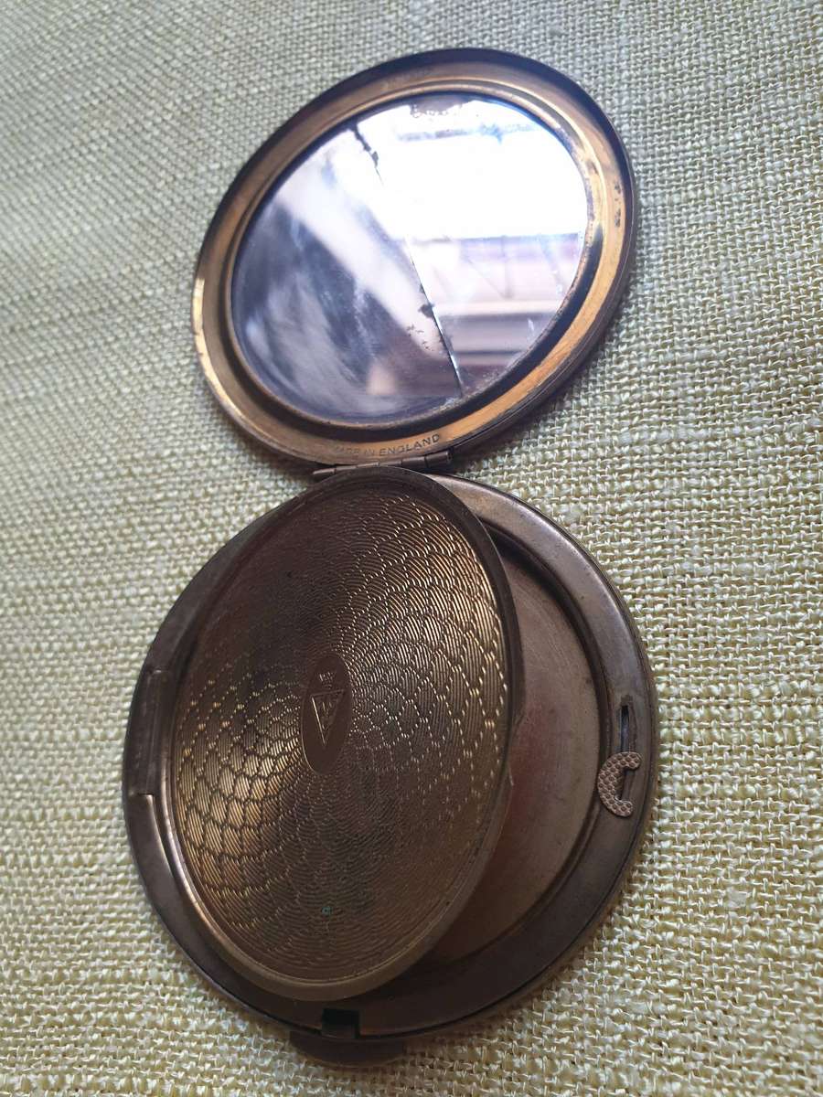 Vintage Kigu powder compact (made in England)
