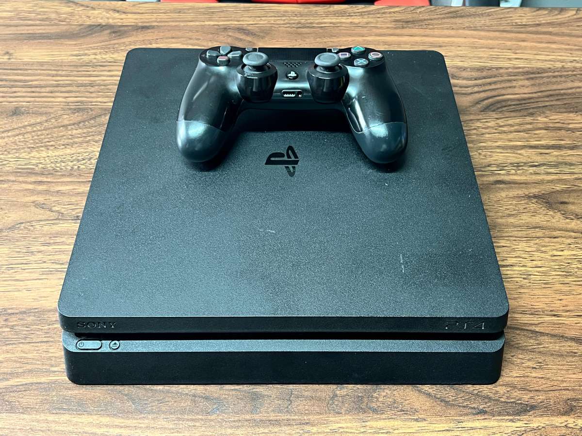 Playstation 4 Slim 500GB + Extras