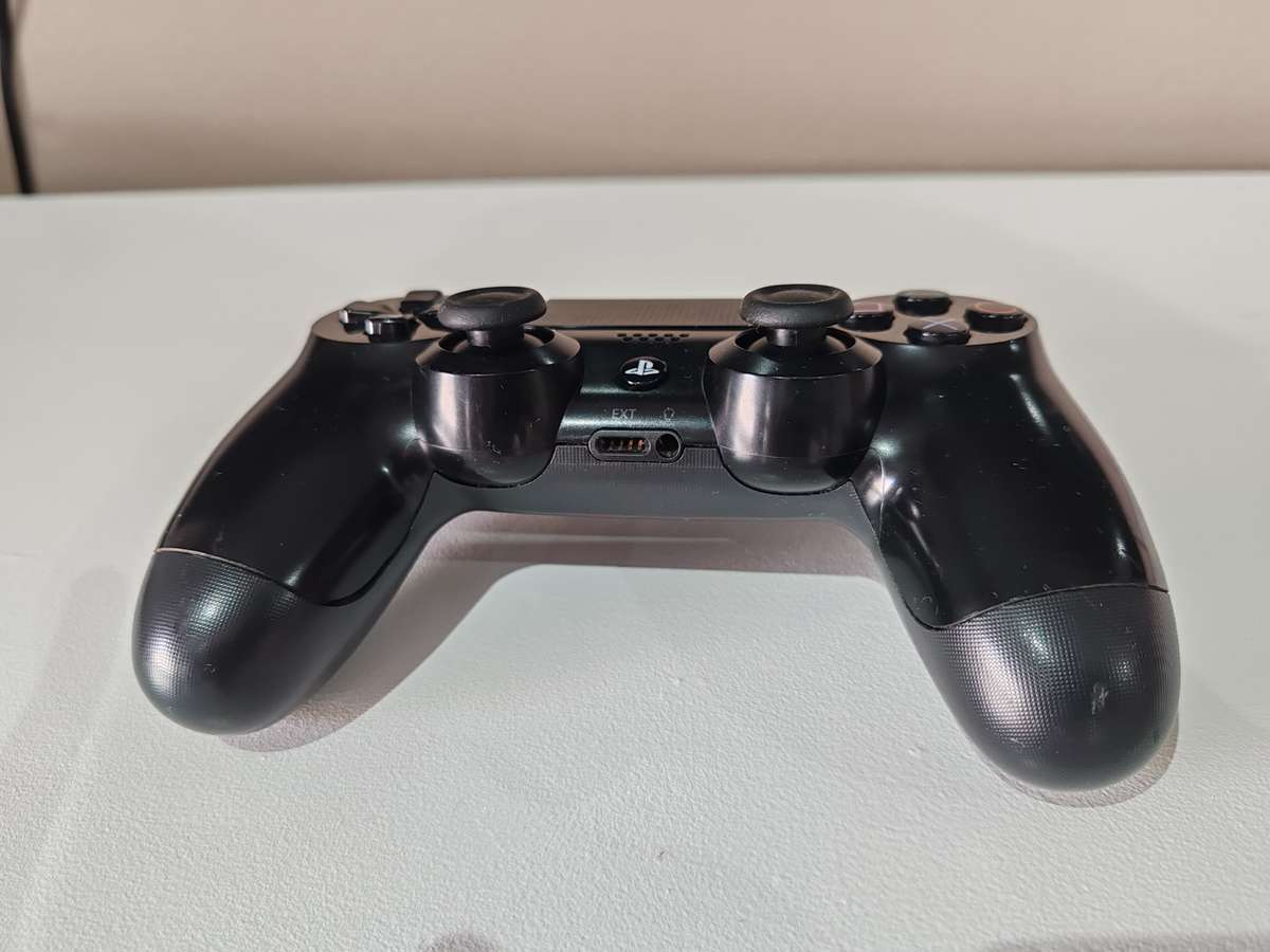 PS4 Slim 1TB + Controller + Game