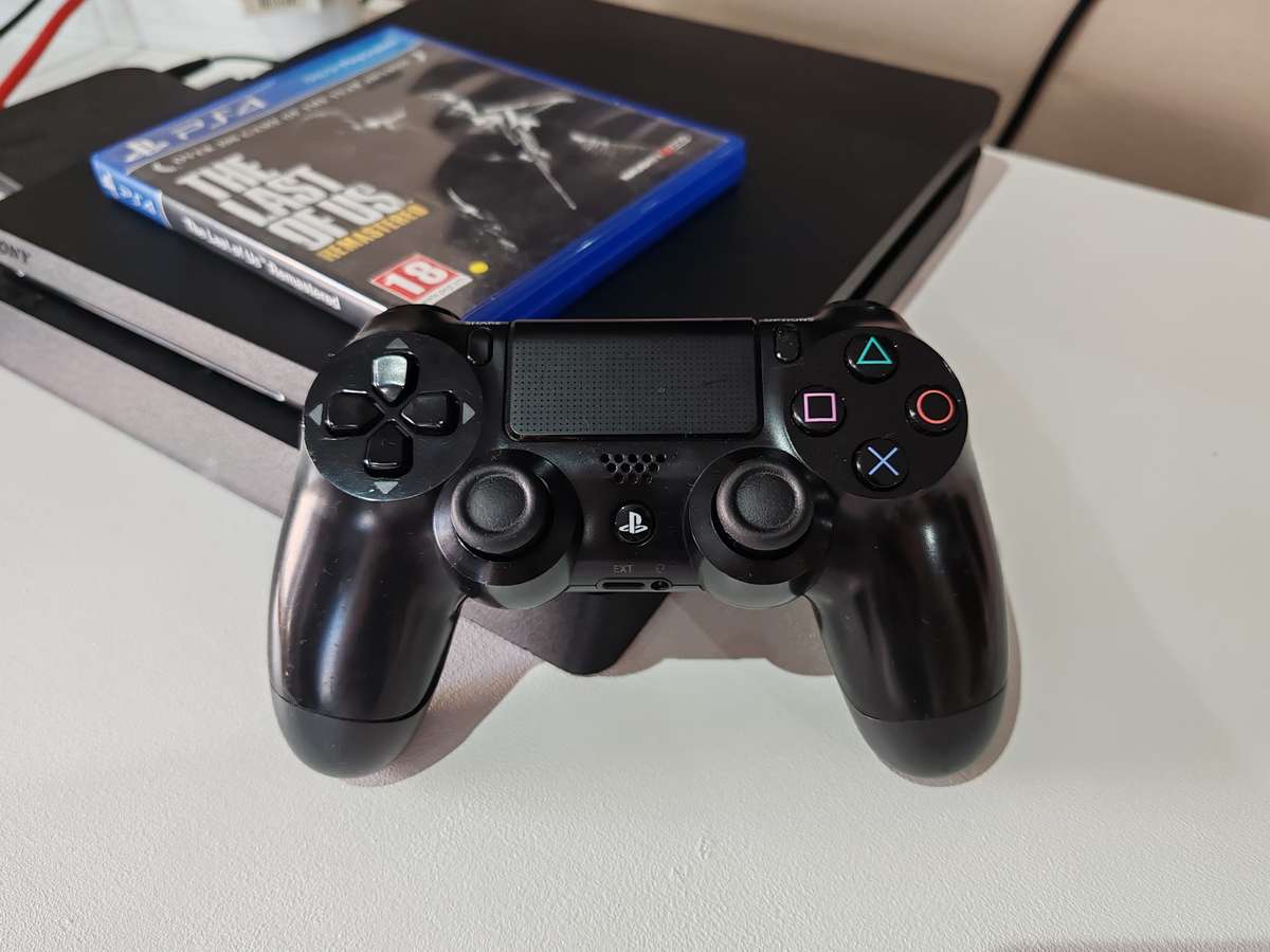 PS4 Slim 1TB + Controller + Game