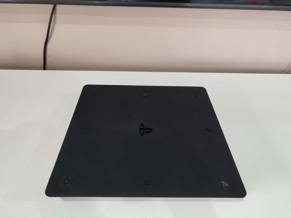 PS4 Slim 1TB + Controller + Game