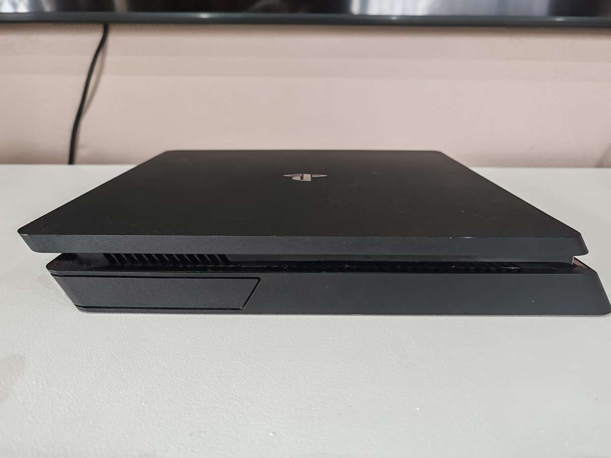 PS4 Slim 1TB + Controller + Game