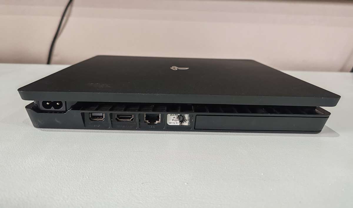 PS4 Slim 1TB + Controller + Game