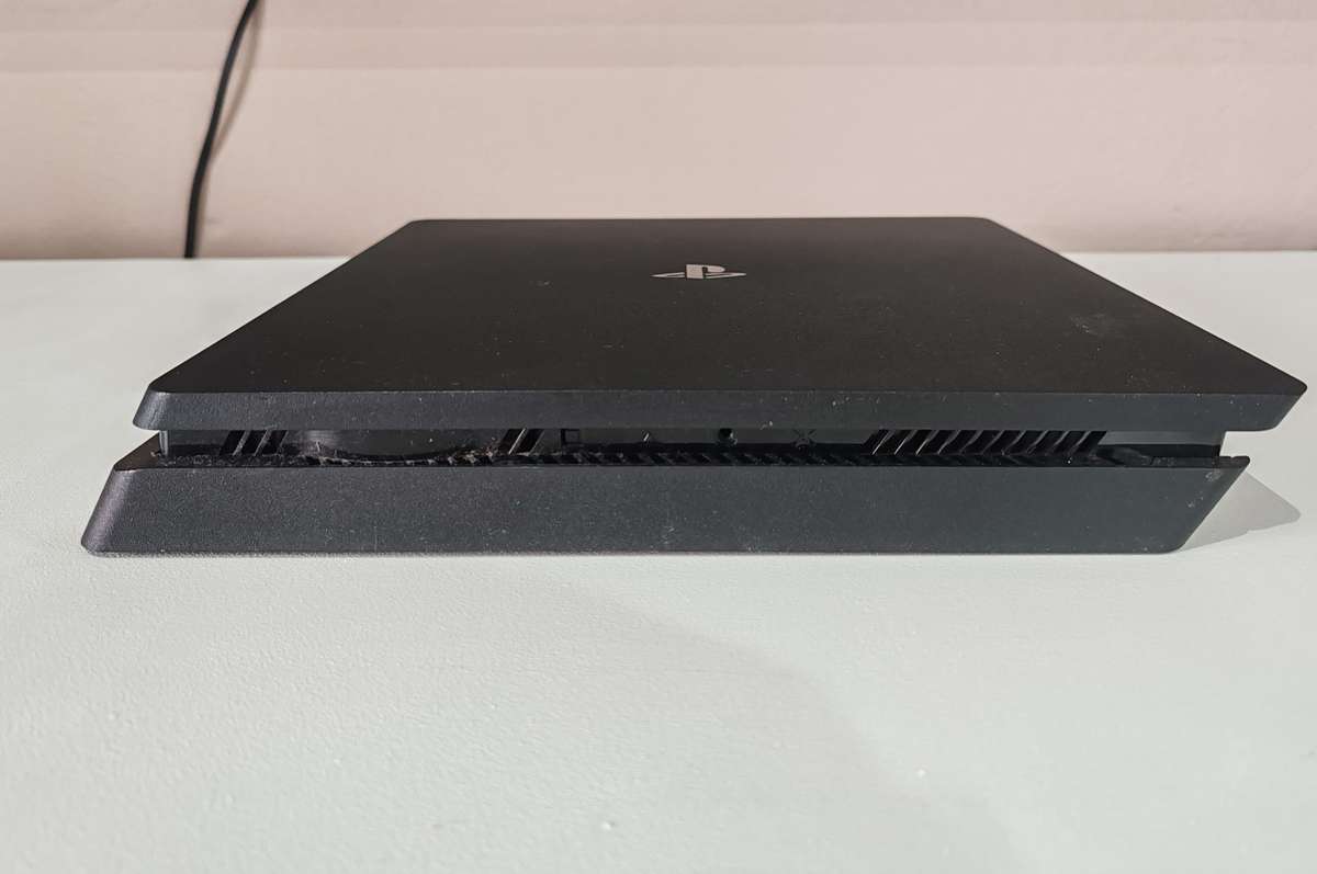 PS4 Slim 1TB + Controller + Game