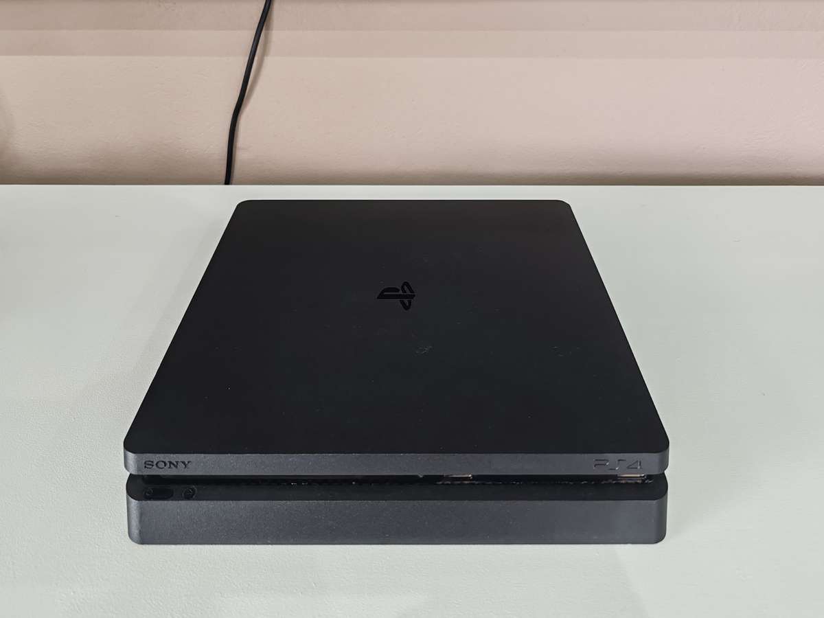 PS4 Slim 1TB + Controller + Game