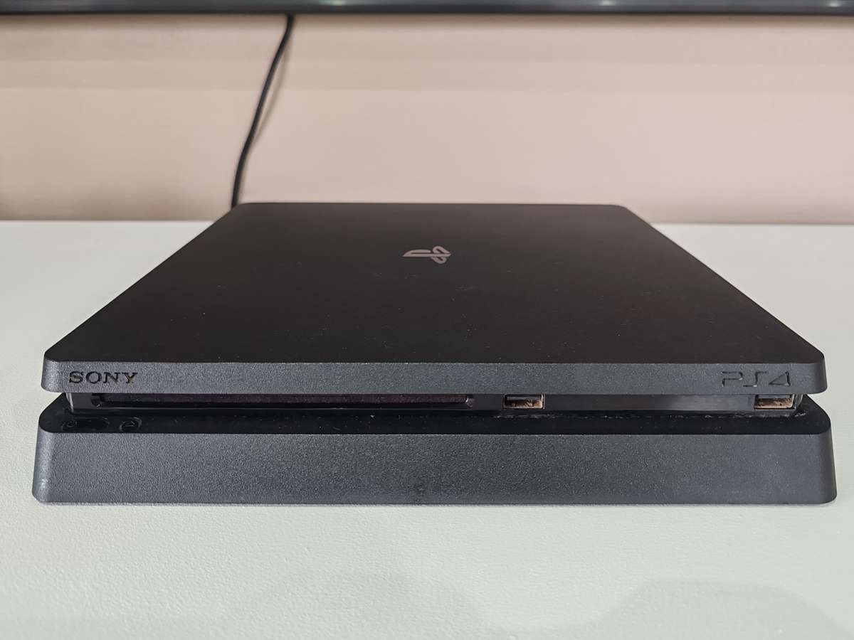 PS4 Slim 1TB + Controller + Game