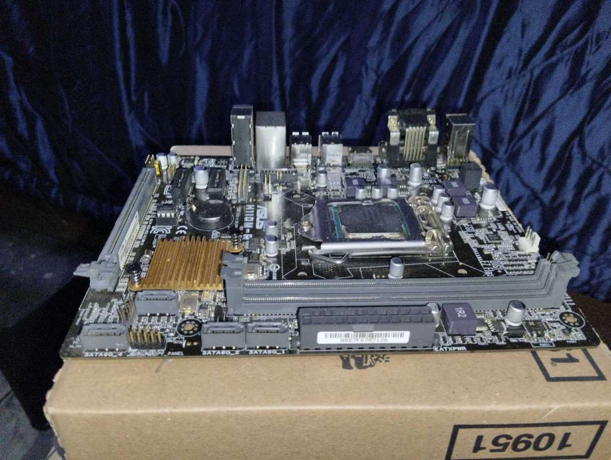 7th gen i3 7100 Combo**Asus H110M-R Motherboard**