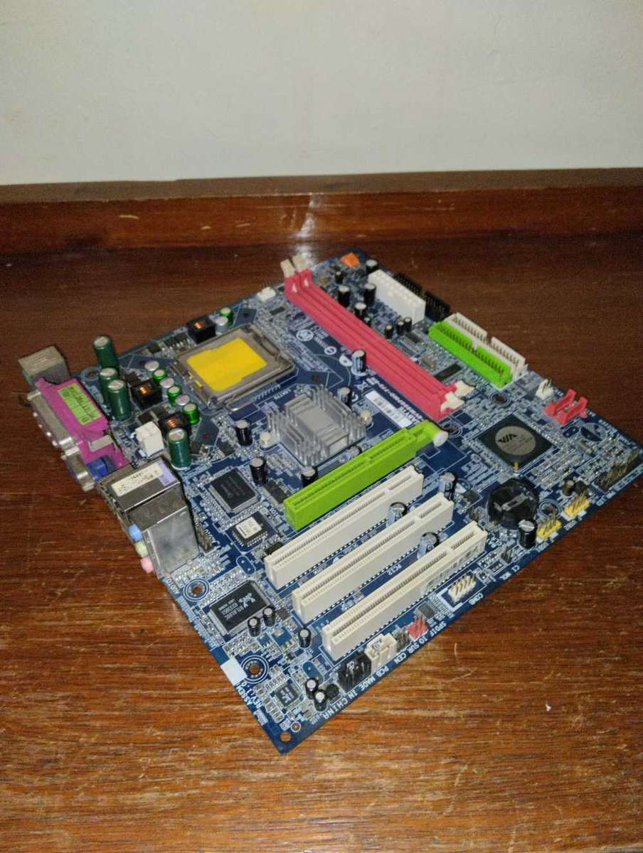 GIGABYTE GA-8VM800PMD-RH LGA 775 VIA P4M800 PRO Micro ATX Intel Motherboard