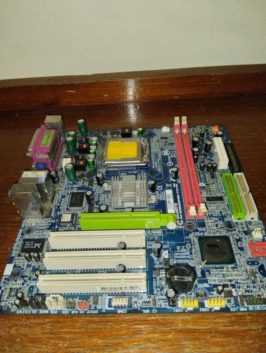 GIGABYTE GA-8VM800PMD-RH LGA 775 VIA P4M800 PRO Micro ATX Intel Motherboard