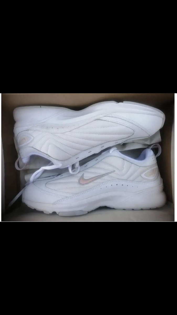 Nike woman steadyIII leather size 8