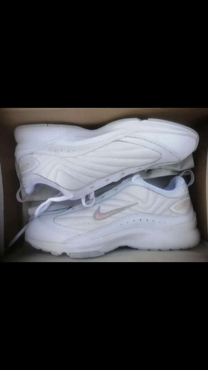 Nike woman steadyIII leather size 8