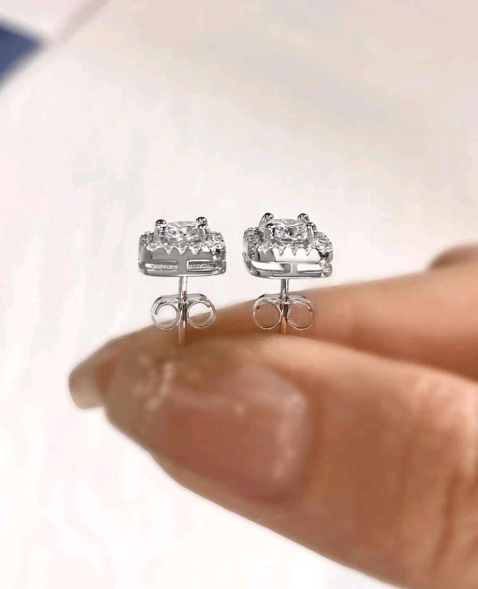 925 with 1ct Moissanite earrings with GRA CERTIFICATE