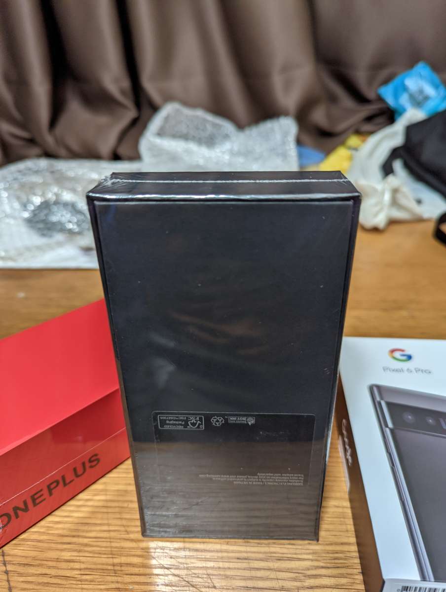 Samsung Galaxy S21 Ultra 5G 128GB - (Refurbished) - Phantom Black + Box and extras