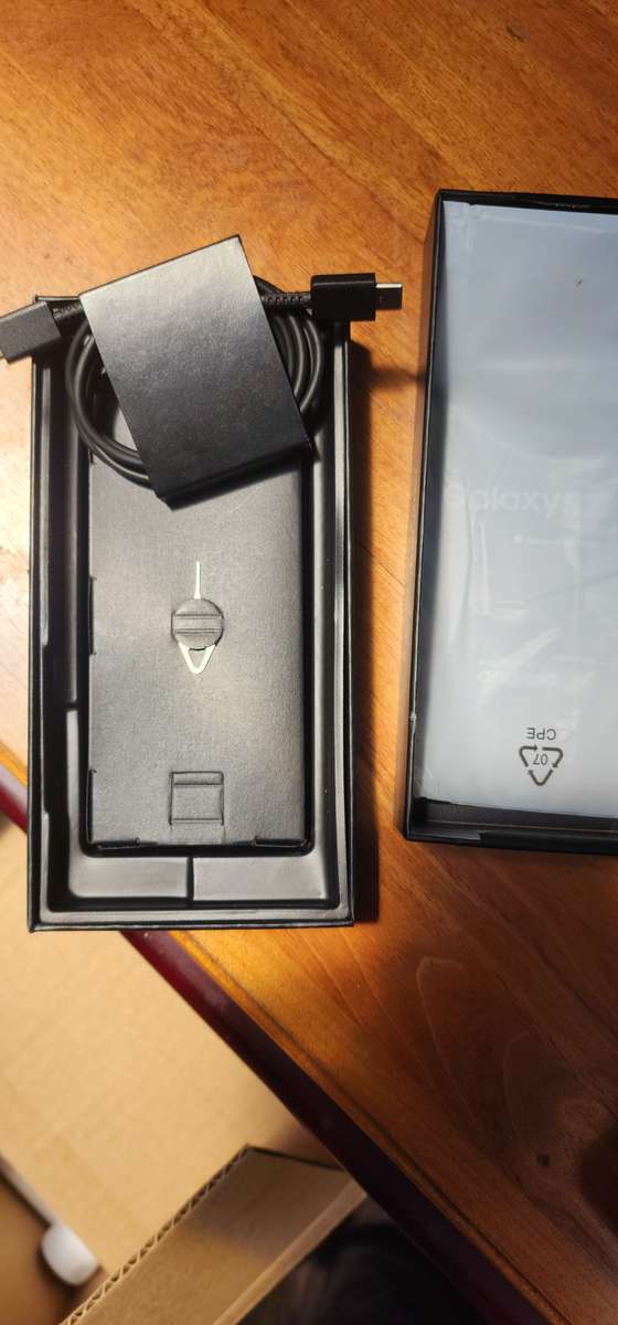 Samsung Galaxy S22 Ultra 5G 128GB - (Refurbished) - Phantom Black + Box and extras