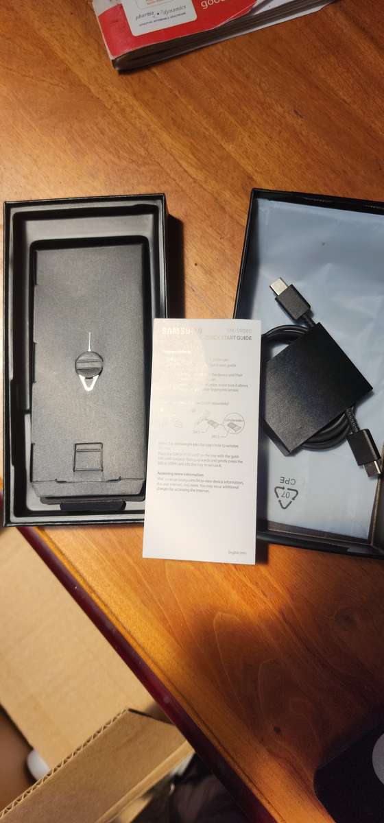 Samsung Galaxy S22 Ultra 5G 128GB - (Refurbished) - Phantom Black + Box and extras