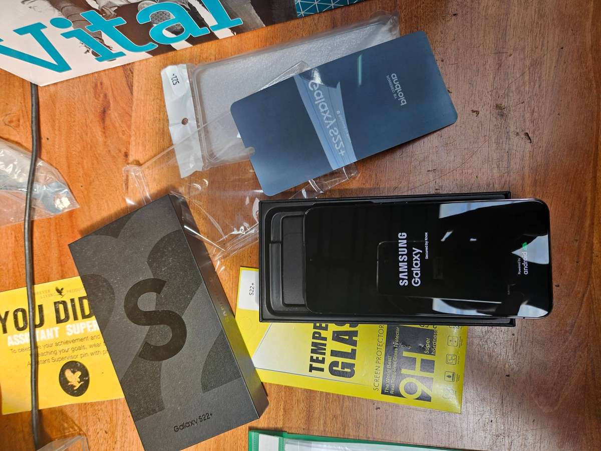 Samsung Galaxy S22+ (128GB/8GB RAM)  Graphite + Box & Extras