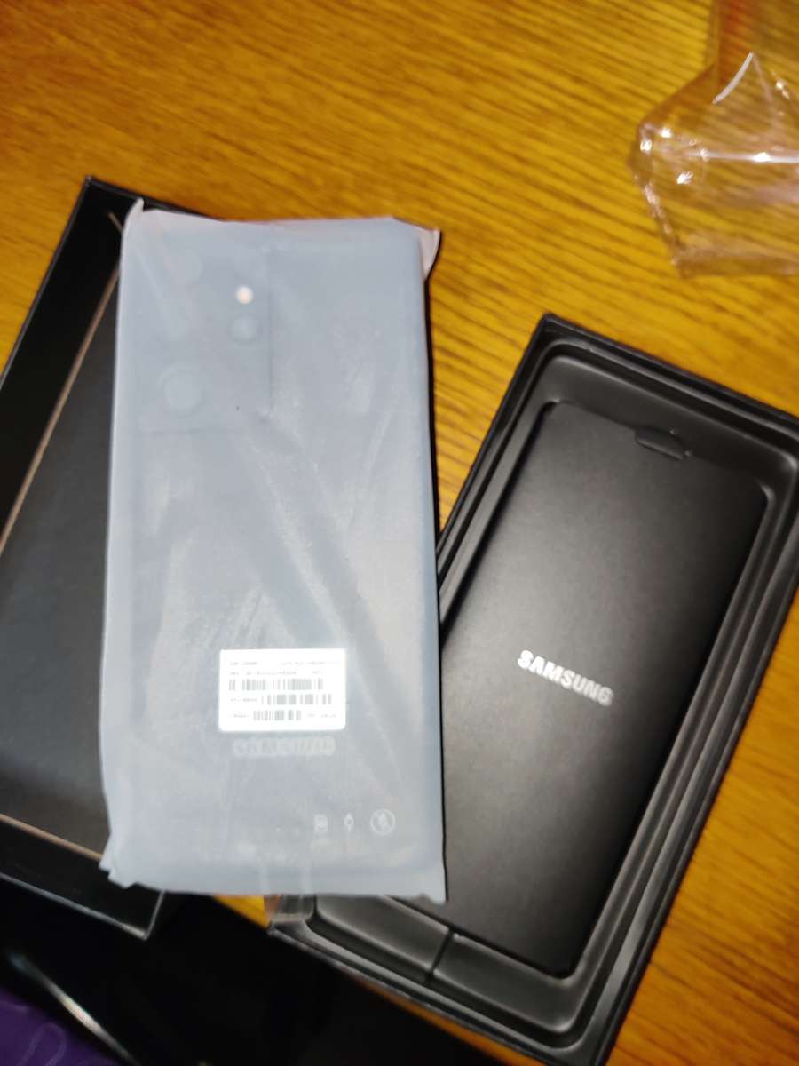 Samsung Galaxy S21 Ultra 5G 128GB - (Refurbished) - Phantom Black + Box and extras