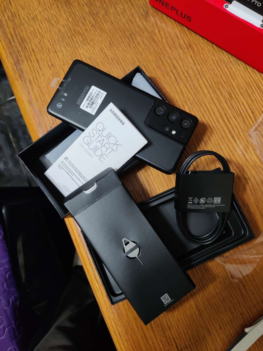 Samsung Galaxy S21 Ultra 5G 128GB - (Refurbished) - Phantom Black + Box and extras