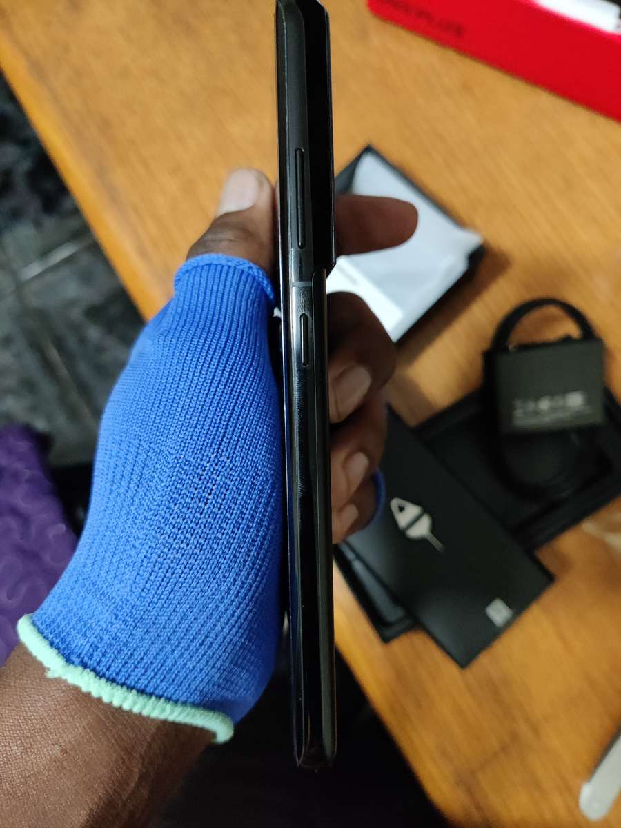 Samsung Galaxy S21 Ultra 5G 128GB - (Refurbished) - Phantom Black + Box and extras