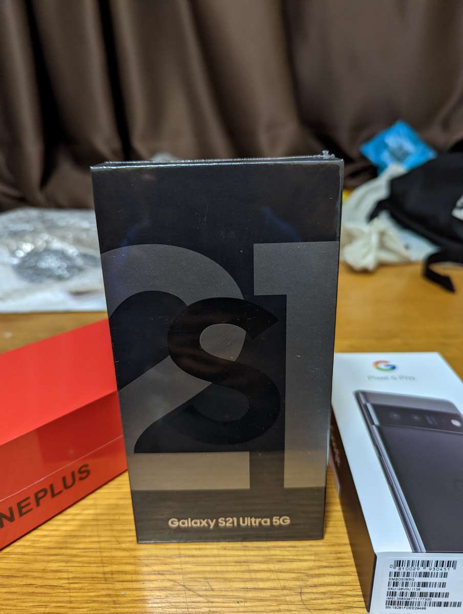 Samsung Galaxy S21 Ultra 5G 128GB - (Refurbished) - Phantom Black + Box and extras