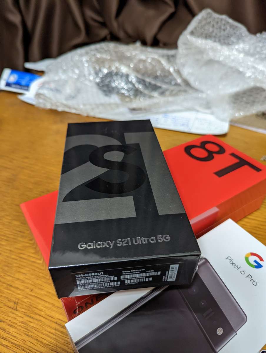 Samsung Galaxy S21 Ultra 5G 128GB - (Refurbished) - Phantom Black + Box and extras