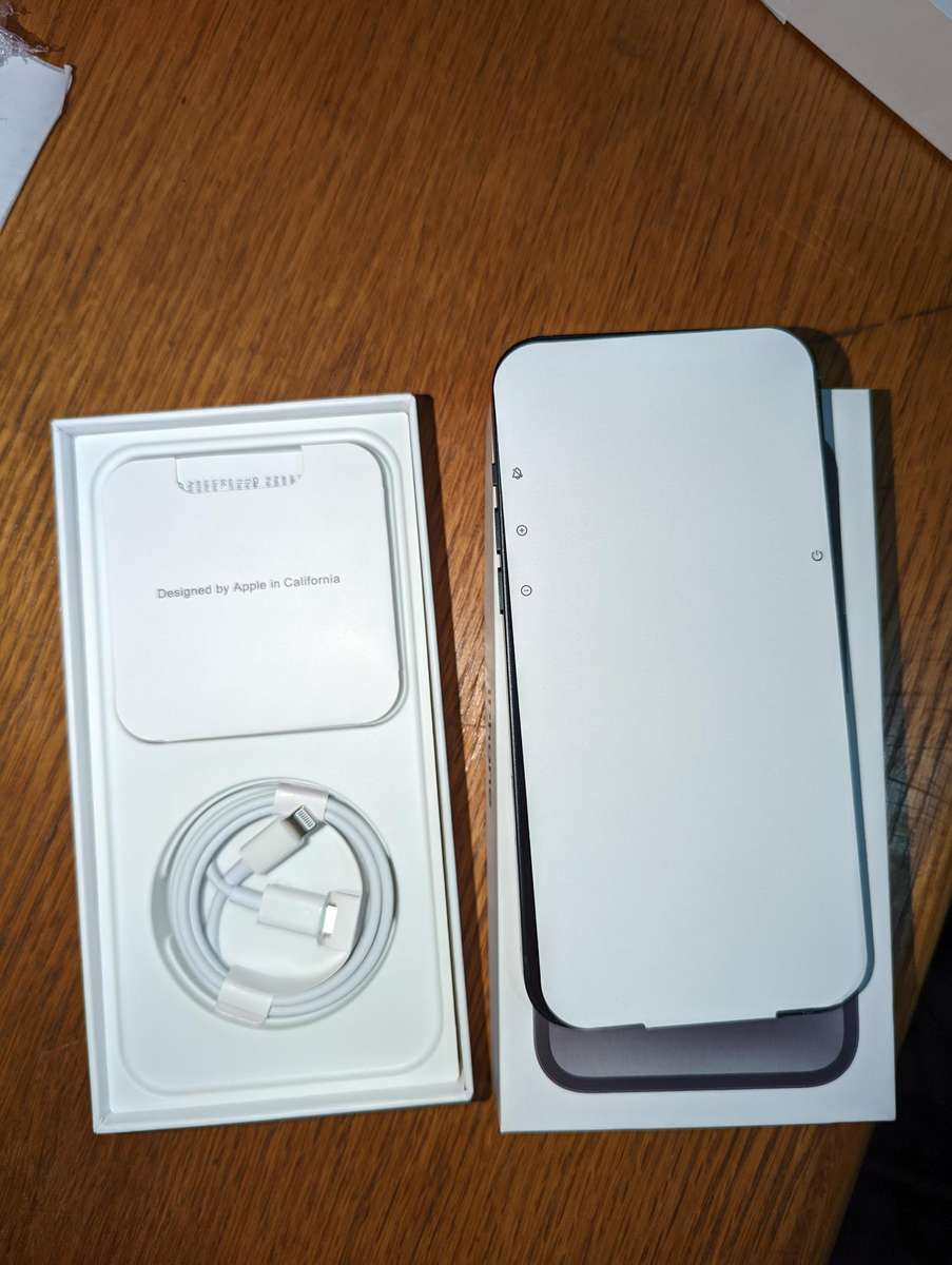 *Bargain* Apple iPhone 14 Plus, 128GB, Midnight + Extras and 2 free complimentary cases