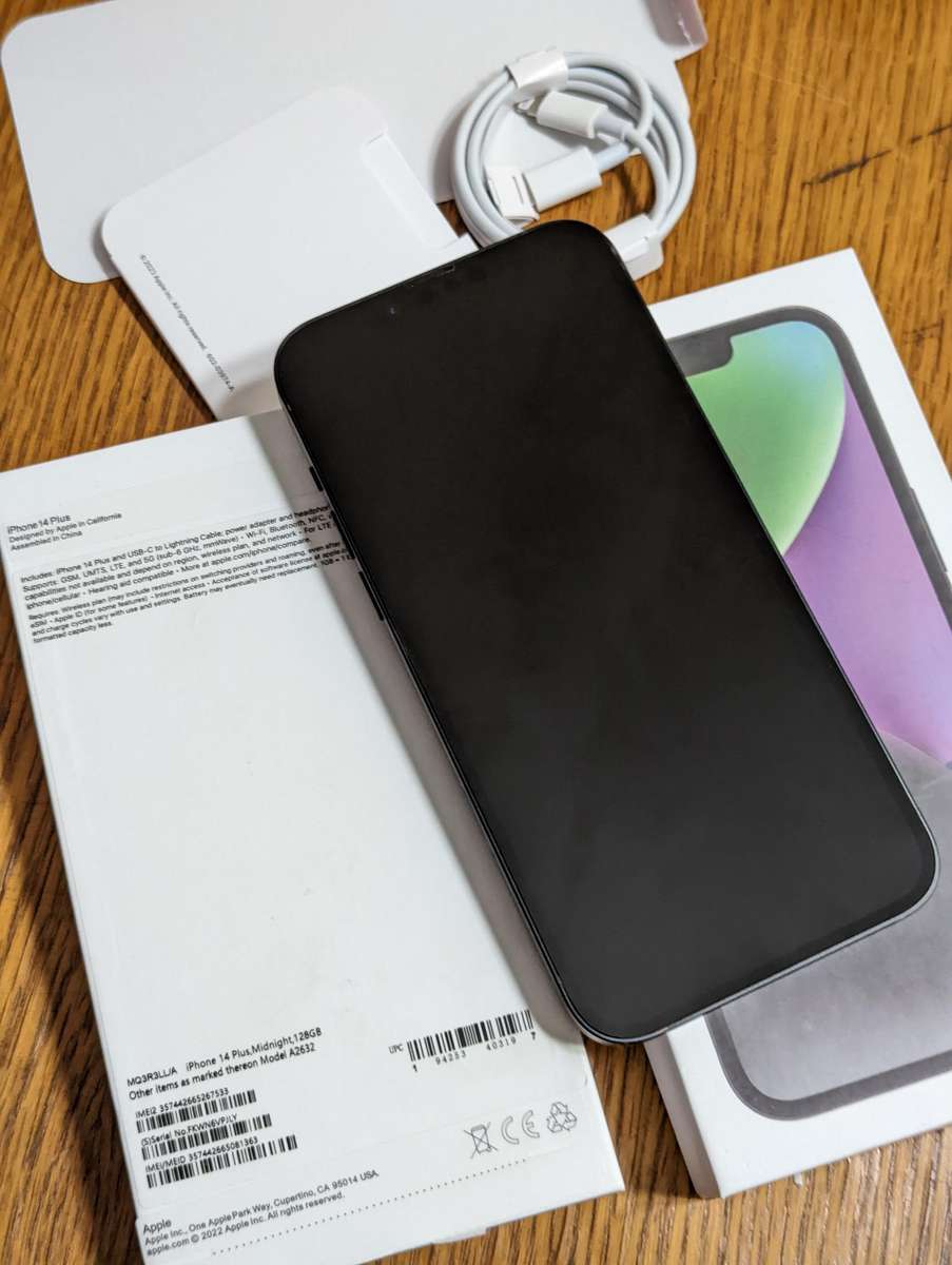 *Bargain* Apple iPhone 14 Plus, 128GB, Midnight + Extras and 2 free complimentary cases