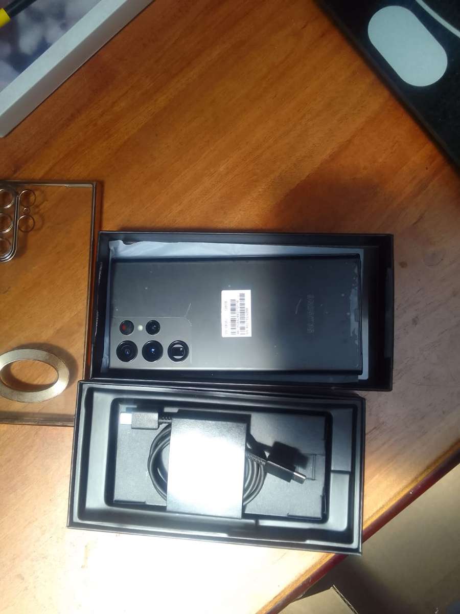 Samsung Galaxy S22 Ultra 5G 128GB - (Refurbished) - Phantom Black + Box and extras