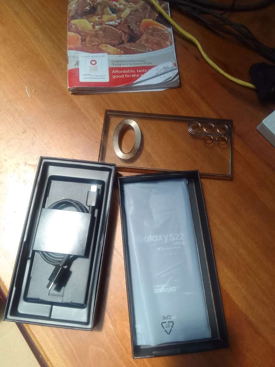 Samsung Galaxy S22 Ultra 5G 128GB - (Refurbished) - Phantom Black + Box and extras