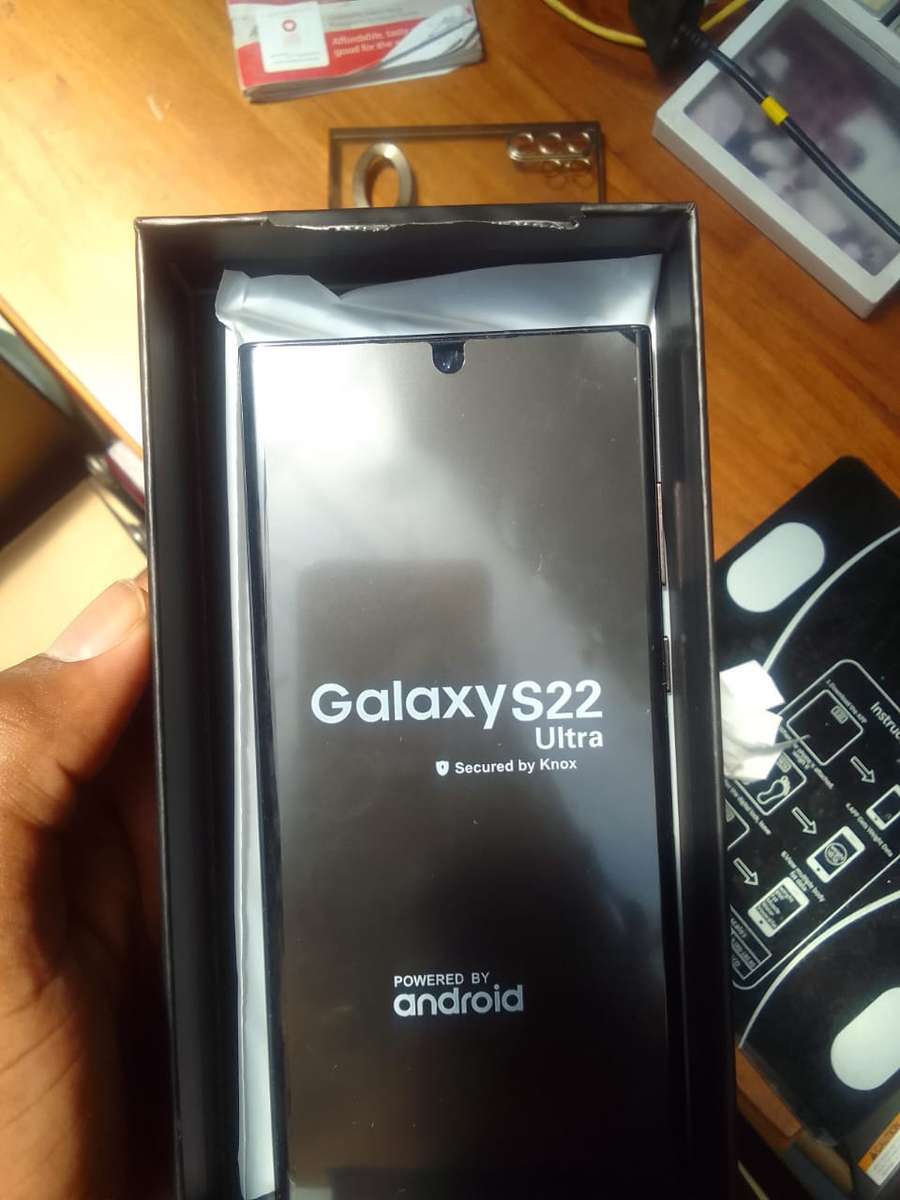 Samsung Galaxy S22 Ultra 5G 128GB - (Refurbished) - Phantom Black + Box and extras