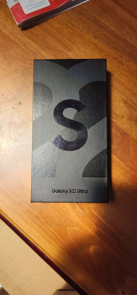 Samsung Galaxy S22 Ultra 5G 128GB - (Refurbished) - Phantom Black + Box and extras