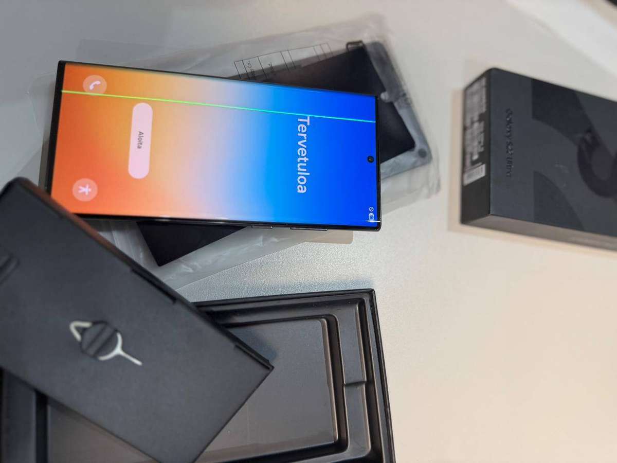 Samsung Galaxy S22 Ultra 128GB  Dual SIM  (Refurbished) + FREE Case + Box & Extras