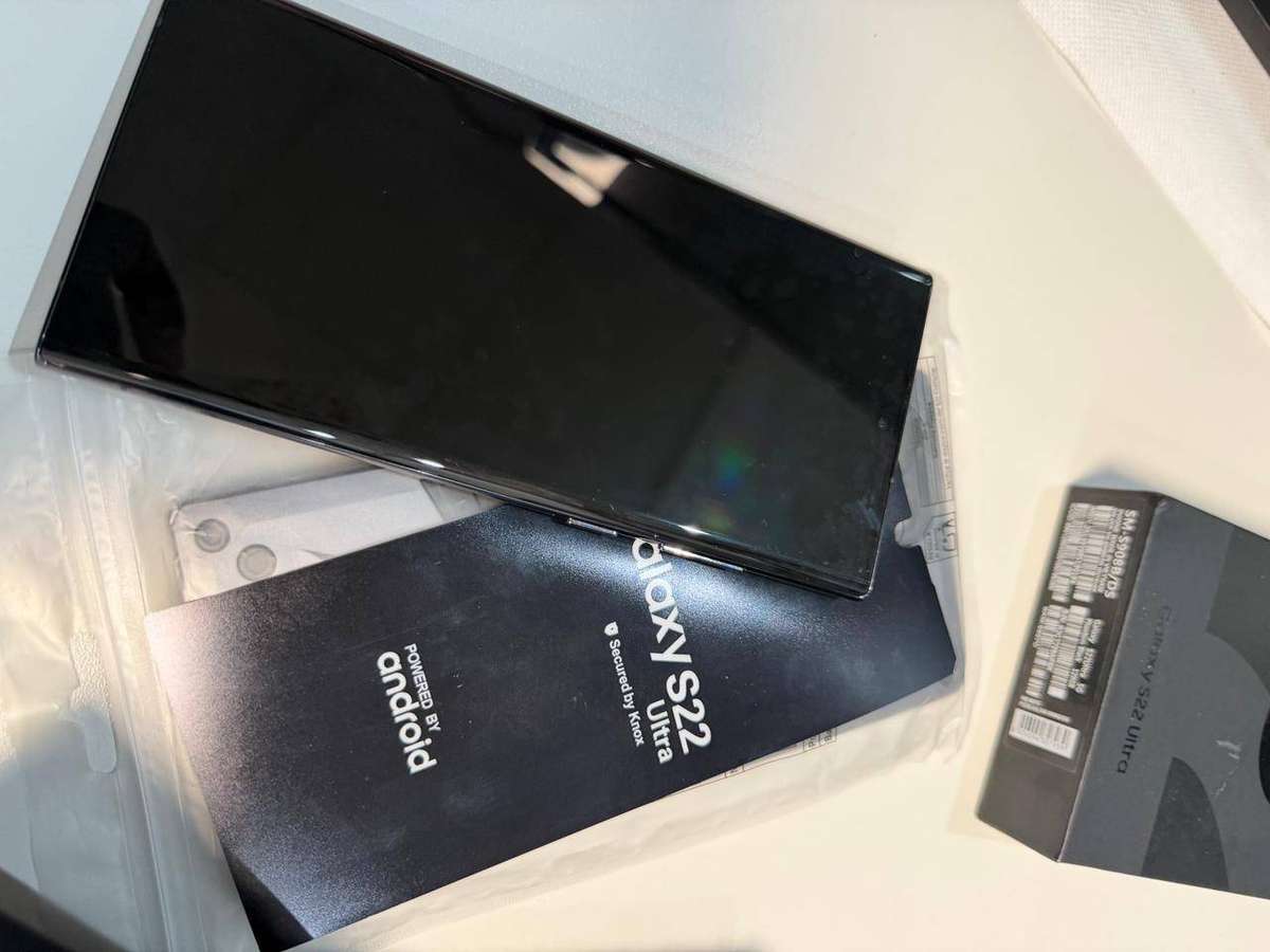 Samsung Galaxy S22 Ultra 128GB  Dual SIM  (Refurbished) + FREE Case + Box & Extras