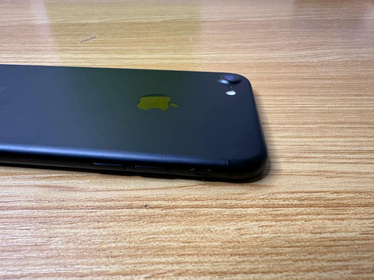 Apple - iPhone 7 - 32 GB - Black
