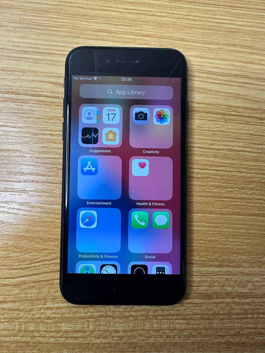 Apple - iPhone 7 - 32 GB - Black
