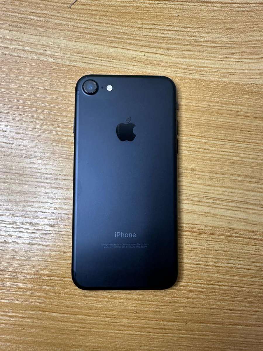 Apple - iPhone 7 - 32 GB - Black