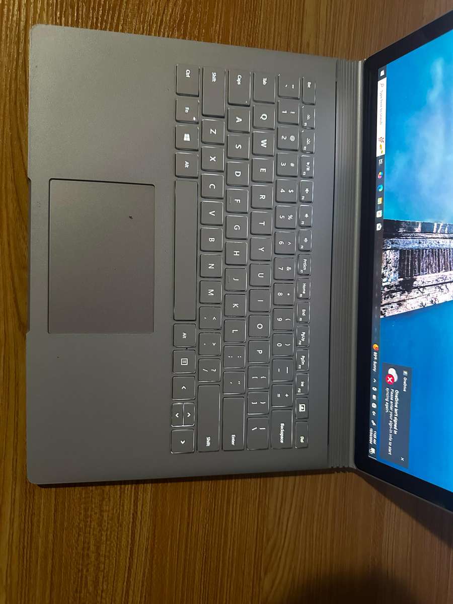Microsoft Surface Book - Detachable 2 in 1 - 16 GB RAM - i7-6600U - 512 SSD