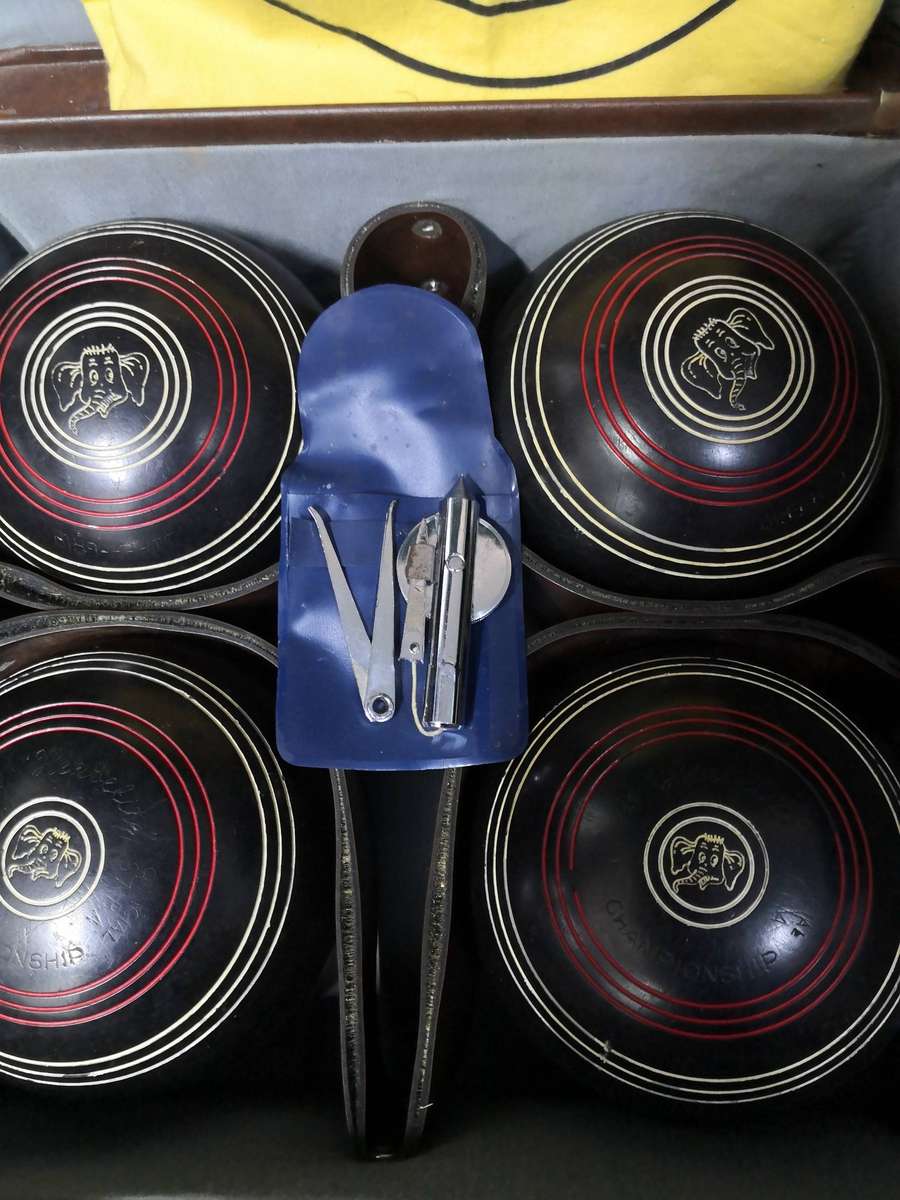 Henselite Lawn Bowls Size 00 (set of 4 in Case)