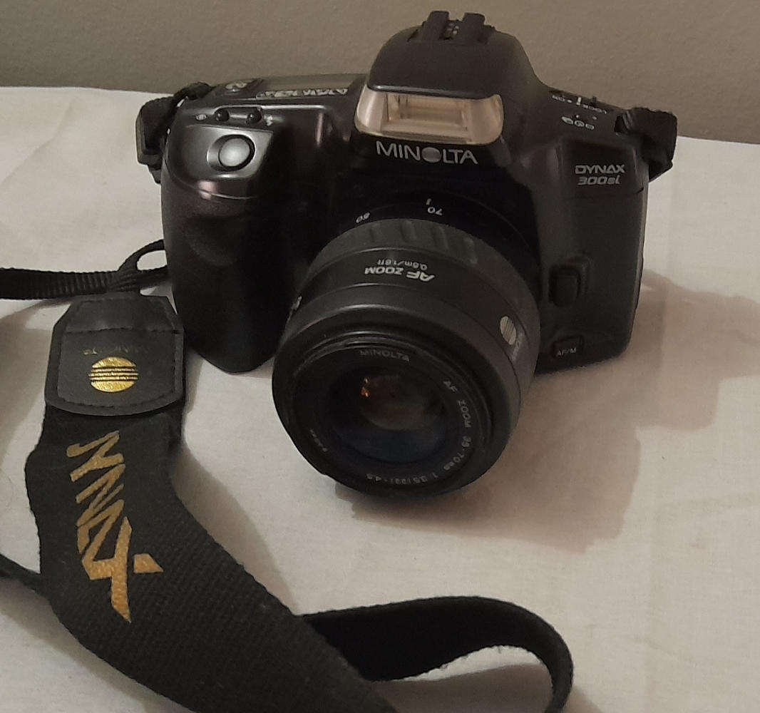 Minolta Dynax 300si 35mm SLR Film Camera
