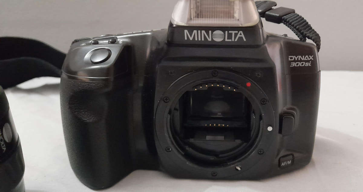 Minolta Dynax 300si 35mm SLR Film Camera