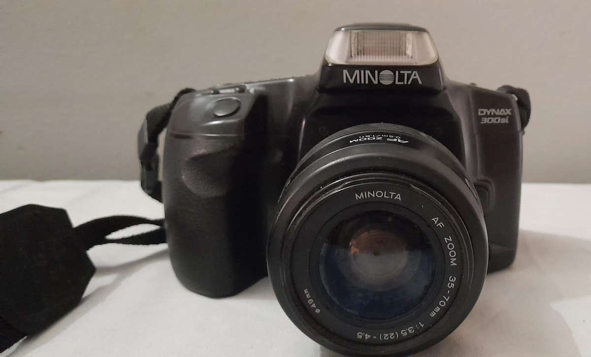 Minolta Dynax 300si 35mm SLR Film Camera
