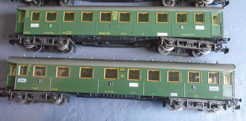 MARKLIN HO SCALE -  DB 5 X PASSENGER COACH SET, BOXED