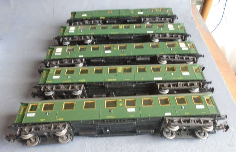 MARKLIN HO SCALE -  DB 5 X PASSENGER COACH SET, BOXED