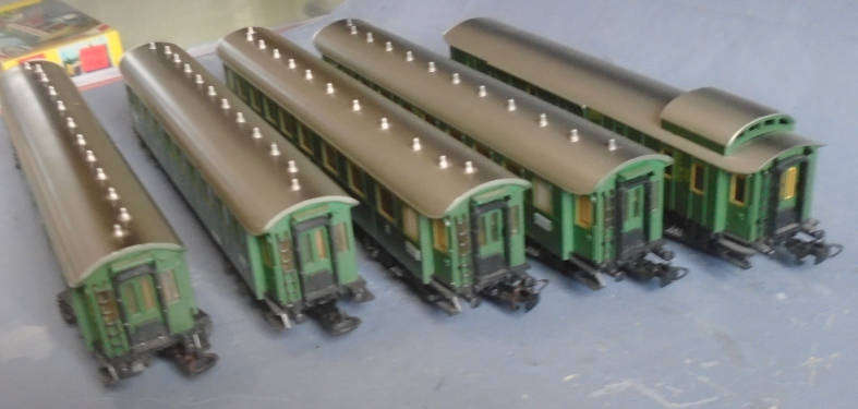 MARKLIN HO SCALE -  DB 5 X PASSENGER COACH SET, BOXED
