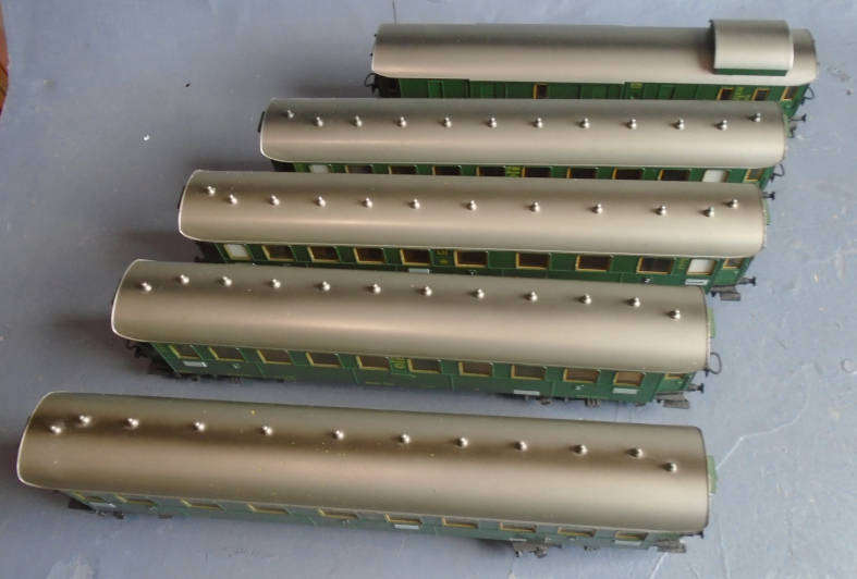 MARKLIN HO SCALE -  DB 5 X PASSENGER COACH SET, BOXED