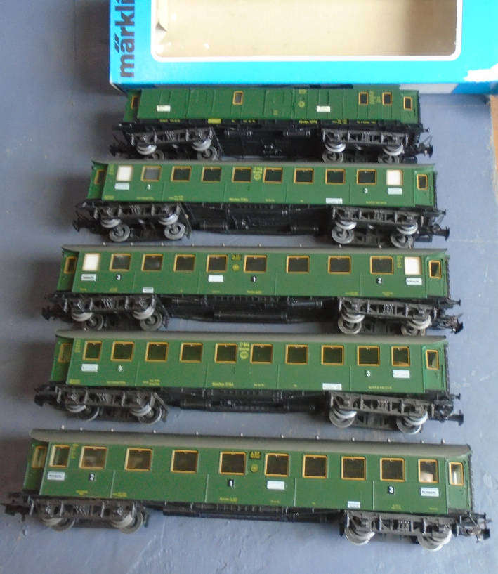 MARKLIN HO SCALE -  DB 5 X PASSENGER COACH SET, BOXED