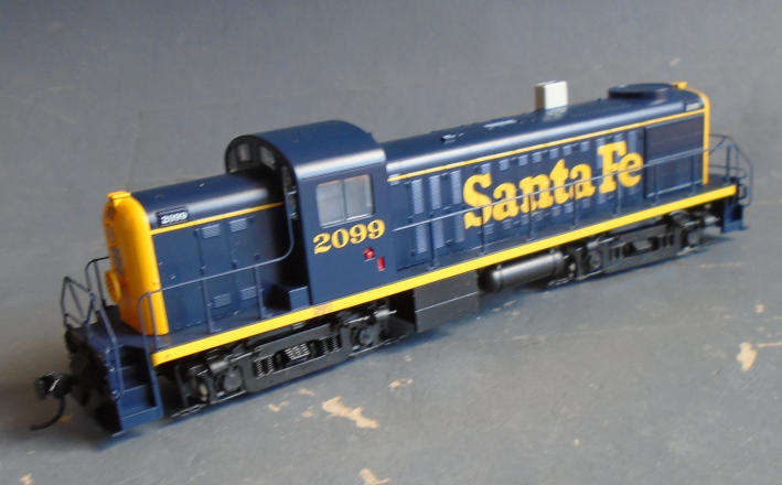 WALTHERS PROTO 1000 HO SCALE - SANTA FE RS2 DIESEL LOCO W/DIRECTIONAL LIGHTING, BOXED