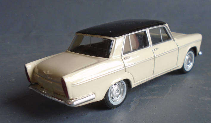 NOPREV 1/43 SCALE - FIAT 2300 SEDAN